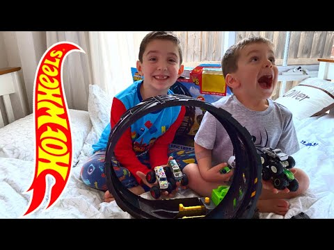 Hot Wheels Monster Trucks - Epic Loop Challenge | Car Videos for Toddlers