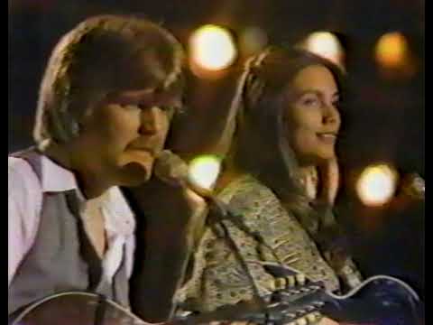 Emmylou Harris feat. Ricky Skaggs — Hello Stranger (1979)