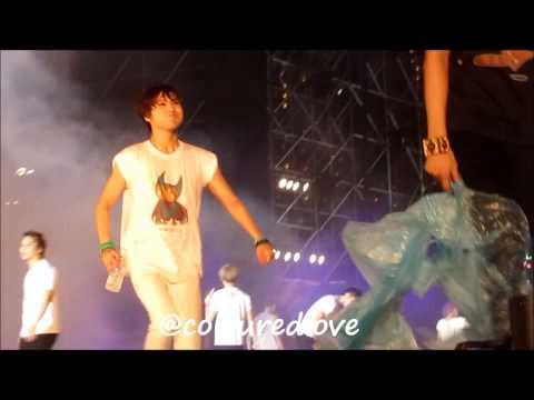 121123 SMTOWN III SG - Taemin spitting water at Kai
