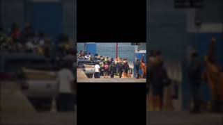 Homem procurado pela justiça por violência doméstica é identificado por câmera em fila da balsa.
