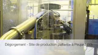 preview picture of video 'Dégorgement du Crémant de Bordeaux - Site de production Jaillance à Peujard 33'