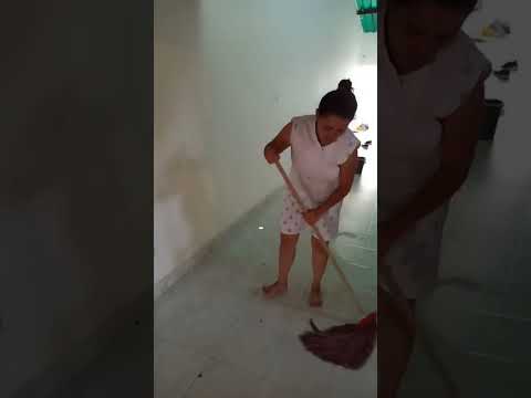 🤣🤣🤣 Esperancita que linda te ves trapeando #familia #2023 #lafamiliavlogs #parejas #esperancita