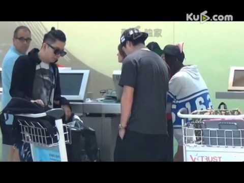 陈冠希与洪文安机场牵手熊抱 贴心为女友系鞋带