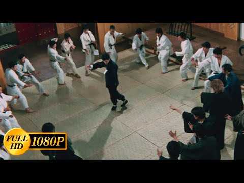 Bruce Lee beats up all the students of the Japanese martial arts school at once / Fist of Fury