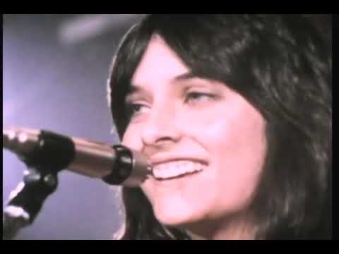 Joan Baez & Her Sister Mimi Sing To Prison Inmates. They Shed Tears