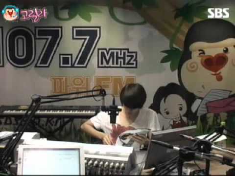 100806 Heechul browsing Geng's album @ YoungStreet