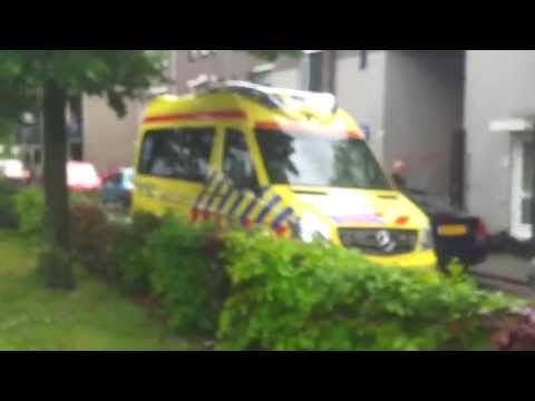 Auto op zijn kant na eenzijdig ongeval Oude Herenweg Alphen a/d Rijn.