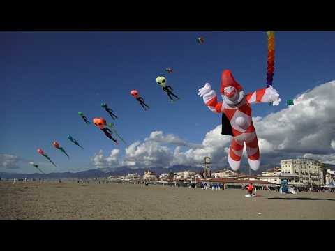 Sole, coriandoli e aquiloni giganti: affluenza record al 4° corso del Carnevale di Viareggio