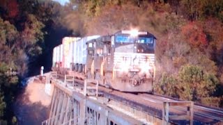 preview picture of video 'Norfolk Southern Intermodal Over The Potomac'
