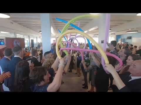 matrimonio travolgente - musica per matrimonio - balli, animazione ingresso sposi con palloncini.