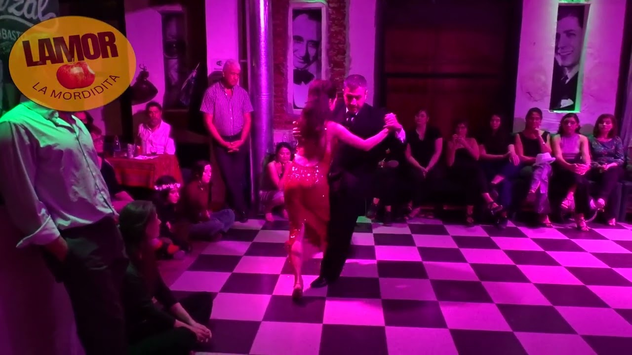 Bailan Florencia Curatella y Benjamin Grisoni en La Mordidita Tango - Viernes baile en Buenos Aires