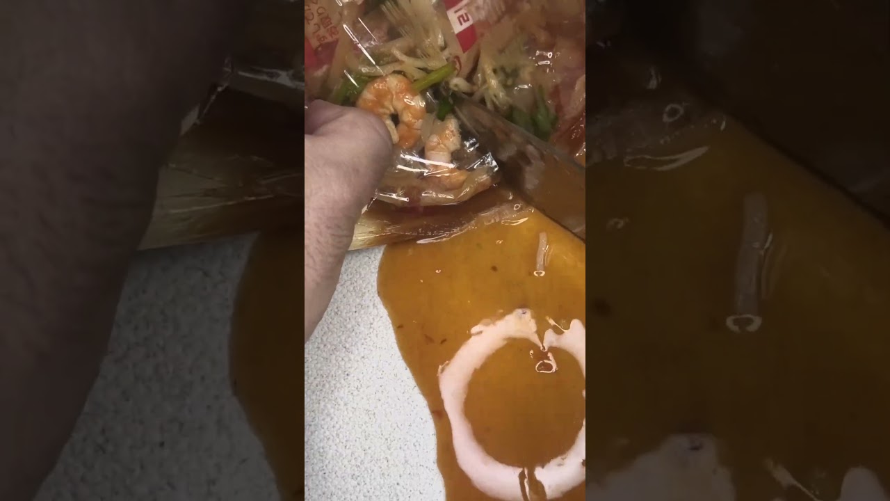 550円のファミリーマートのトムヤムクンヌードルを切りました。　#ファミリーマート　#トムヤムクン　#ヌードル