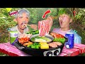 นั่งแช่น้ำกินชาบูกลางลำธารในป่าลึ�