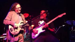 Ike Willis Guitar solo.