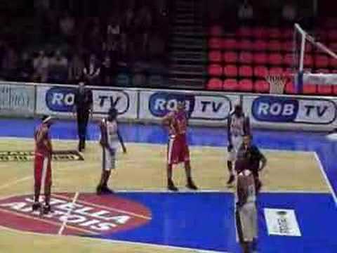 16 20-10-07 Leuven-BCO - Chuck met de score na een mooie mov