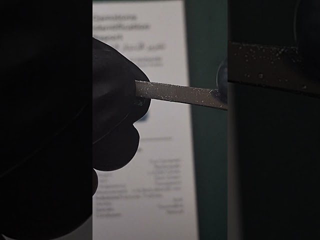 حجر تورمالين طبيعي مفحوص و موثق بشهادة مختبر