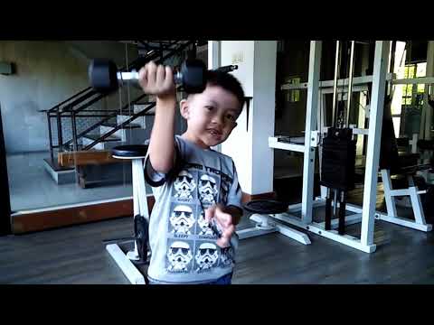 Sok Kuat !!! Anak kecil latihan fitnes.
