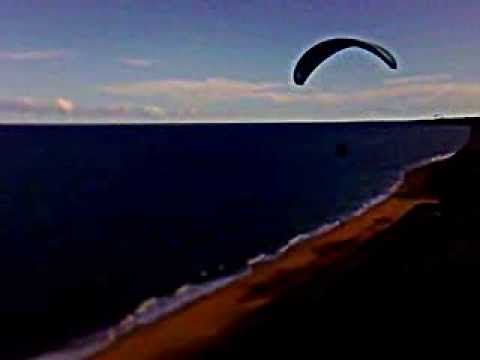 Voo de parapente em Arraial D'ajuda com vento muito forte....foi por pouco...assista até o fim