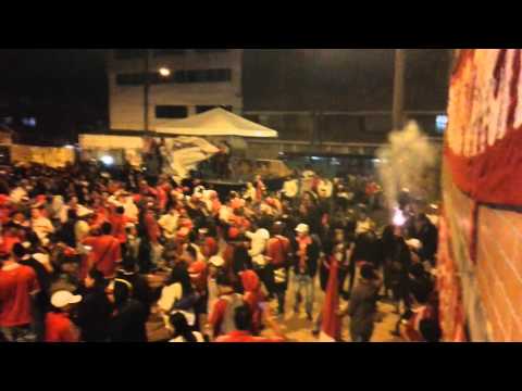 "DISTURBIO ROJO BOGOTÃ." Barra: Disturbio Rojo Bogotá • Club: América de Cáli