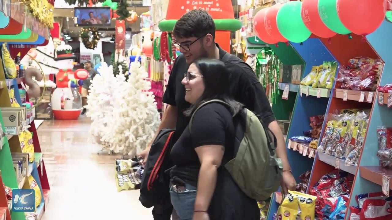 Compras, tradición y símbolos marcan la temporada navideña en las calles comerciales de Argentina