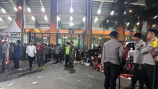 Sejumlah Suporter Memaksa Masuk Stadion Patriot Candrabhaga saat Laga Indonesia vs Palestina