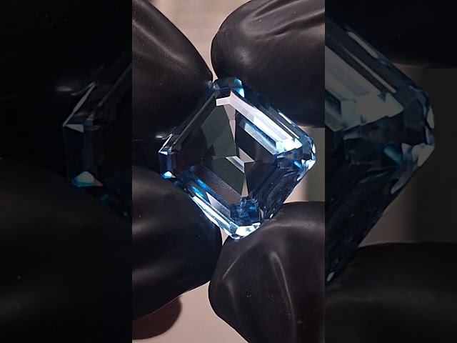 حجر توباز طبيعي مفحوص و موثق بشهادة مختبر