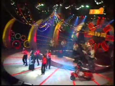 Sometimes Group mengiringi Datin Orkid Abdullah "Carilah Ganti"