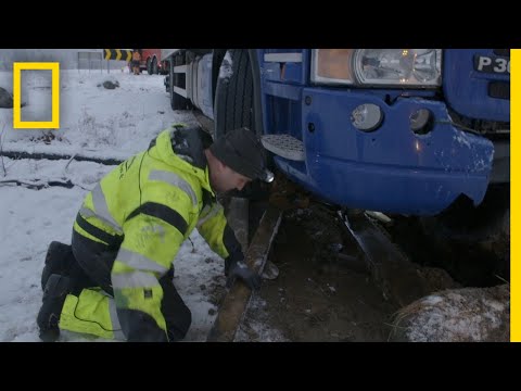 拯救14噸麵包車｜冰路救援 (Rescuing a 14 Ton Bread Truck | Ice Road Rescue)
