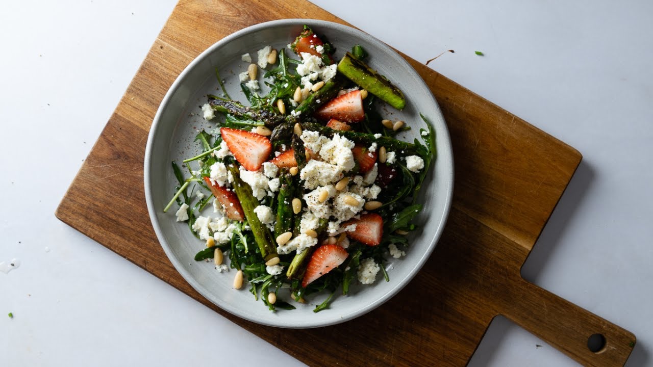 Lauwarmer Spargelsalat mit Feta-Käse und Erdbeeren - Einfache Rezepte