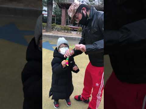 Светящийся вертолет! Запускаем с папой #Светящиеся#Чудо#Вертолетики#с#Рогаткой#shorts#video