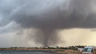 Inusuales mangas marinas golpean el oeste de Sicilia y arrasan casas y un colegio
