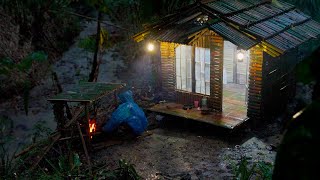 Download lagu Camping di hutan pinggir sungai survival mancing ikan mencari talas dan jamur di guyur hujan deras mp3