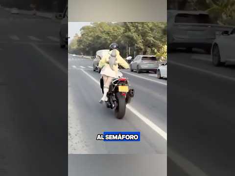 Es muy pequeña para manejar esta moto 😂❤️ #shorts