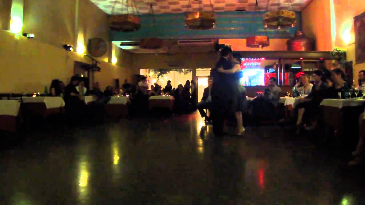 en la milonga LOCA! (03.Oct.2010) - Aldana Silveyra y Alejandro Berón 2/3