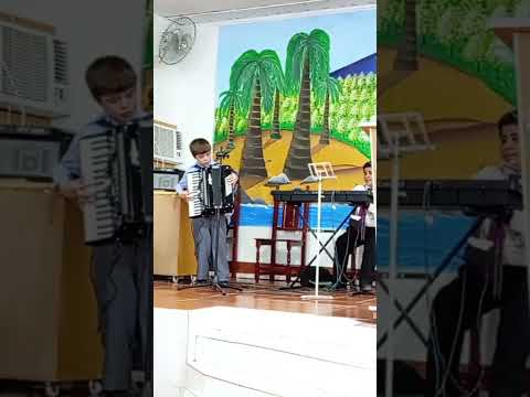 Isai Acosta, cantando alabanzas a Dios. iglesia del Barrio Santa Teresita. Santa Sylvina Chaco.