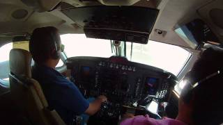 preview picture of video 'LANDING BEECHCRAFT KING AIR 200 GT COCKPIT VIEW'