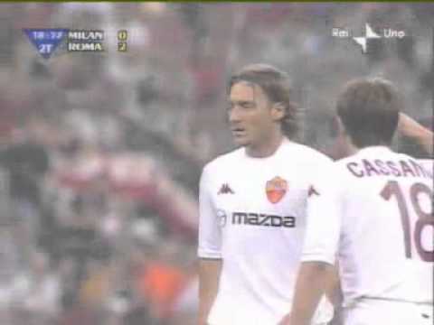 Punizione di Francesco Totti in Milan-Roma