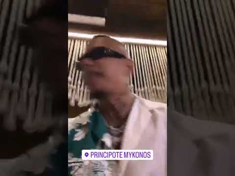 Luciano hört sein Song im Club auf Mykonos
