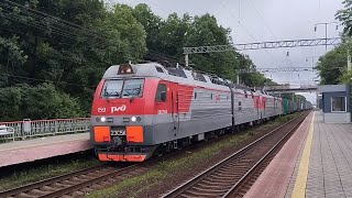 Система электровозов 2ЭС5К-159/157 с контейнерным поездом проходит о. п. Санаторная