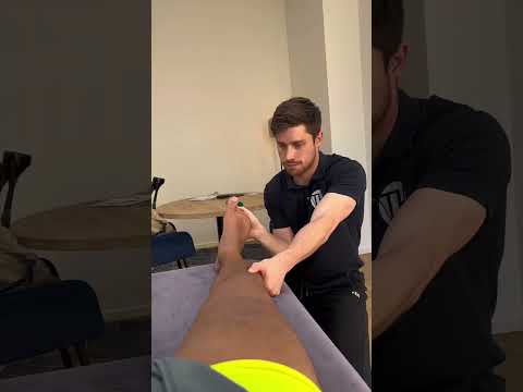 Er massiert mein Bein 😳