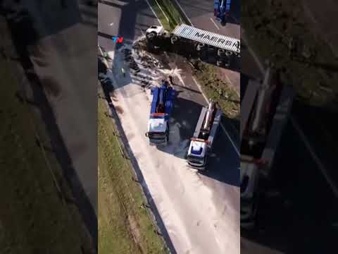 CORTE TOTAL EN LA PANAMERICANA I Un camión que transportaba aceite volcó y derramó combustible