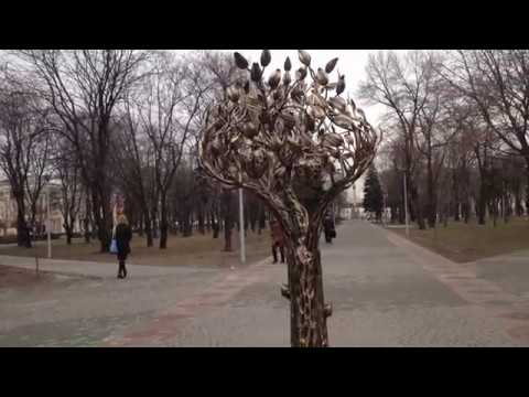 Статуи в сквере города Днепрдзержинска (Каменское).