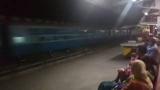 preview picture of video 'Mps Skip At Bareilly !!! 12558 Saptkranti Skipping Bareilly on MPS...'