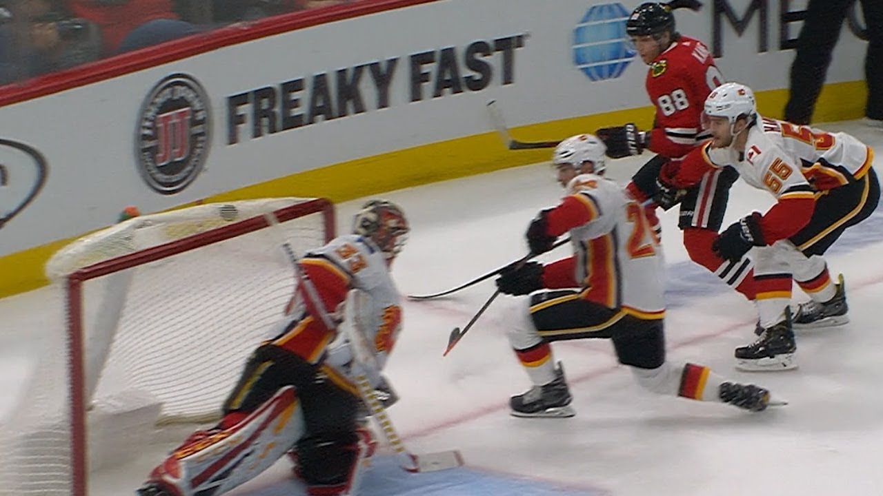 Vidéo: Patrick Kane marque un BIJOU....et pointe ses parents...