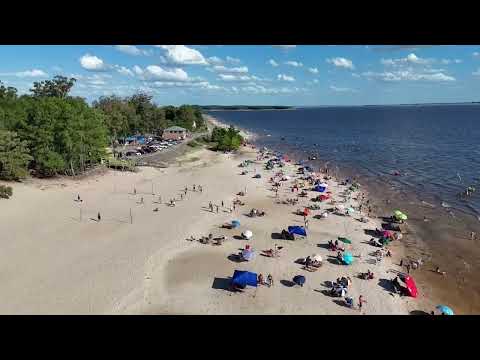 Gran concurrencia de turistas comenzando el verano en San Gregorio de Polanco