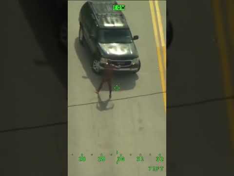 Arrestan a hombre desnudo y con machete