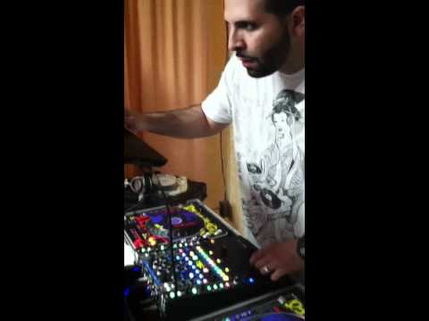 Dj Calyte LIVE in the lab killing a quick mix