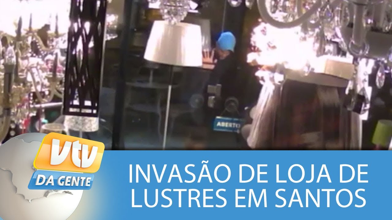 Homem invade loja de lustres em Santos