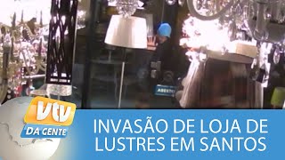 Homem invade loja de lustres em Santos