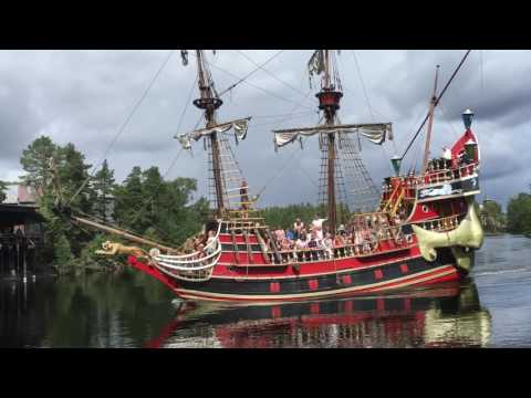 Den sorte dame ankommer Kaptein Sabeltanns Verden